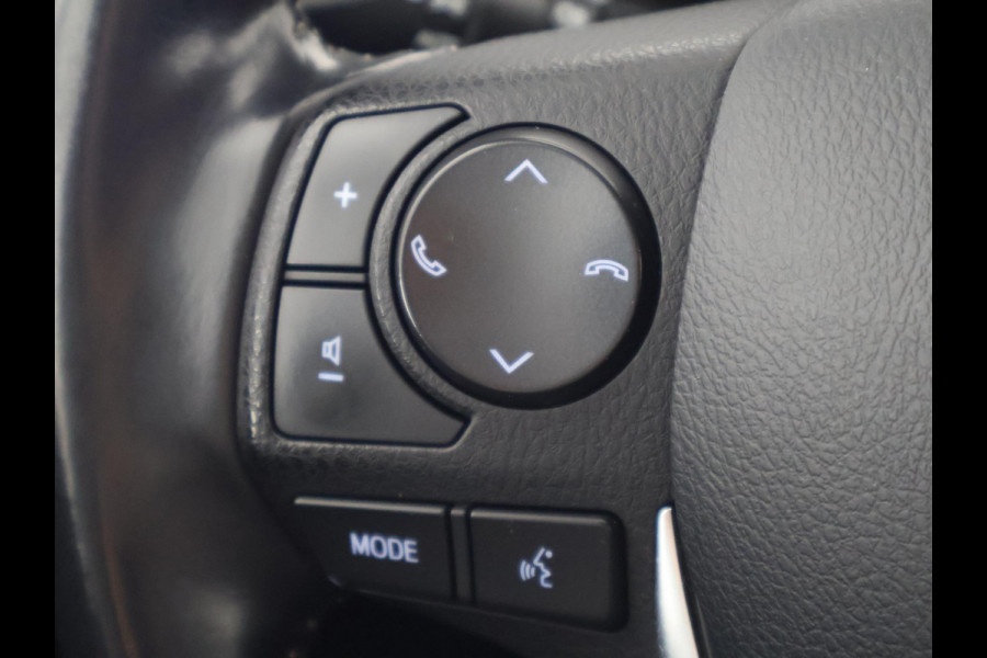 Toyota Auris 1.8 Hybrid Executive | Navigatie | Sportstoelen | Camera | Lichtmetalen velgen |
