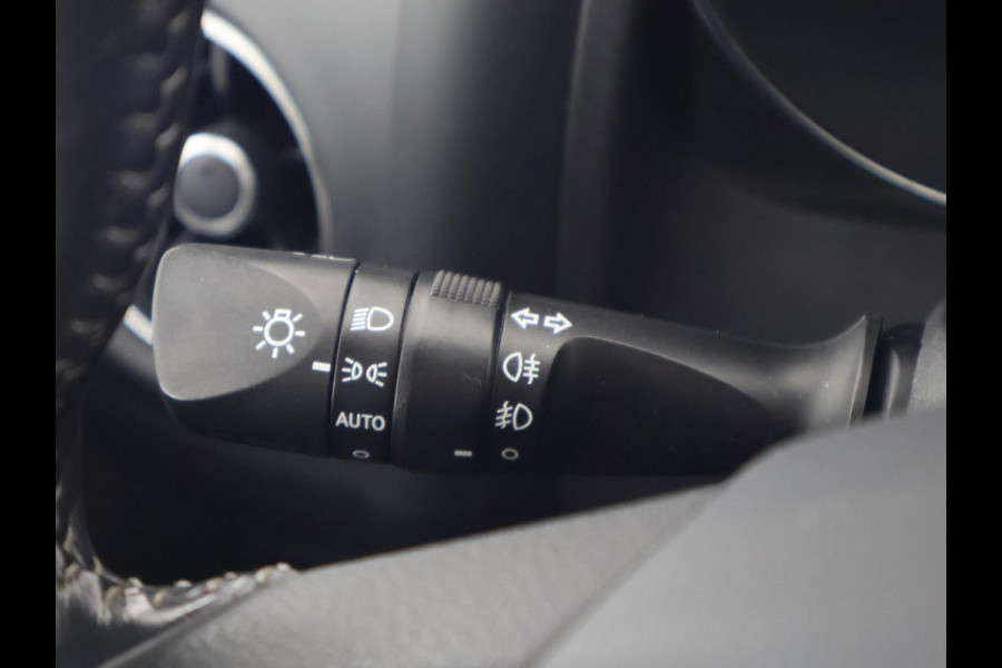 Toyota Auris 1.8 Hybrid Executive | Navigatie | Sportstoelen | Camera | Lichtmetalen velgen |