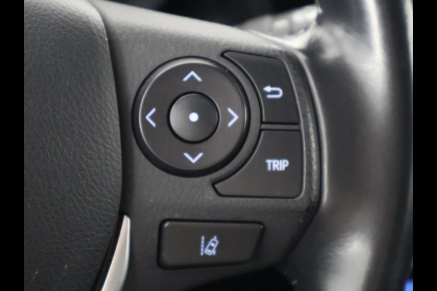 Toyota Auris 1.8 Hybrid Executive | Navigatie | Sportstoelen | Camera | Lichtmetalen velgen |