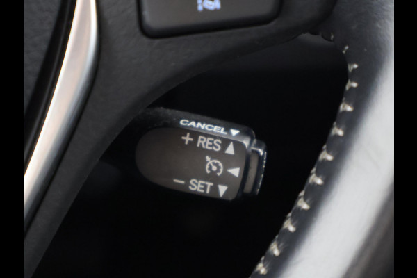 Toyota Auris 1.8 Hybrid Executive | Navigatie | Sportstoelen | Camera | Lichtmetalen velgen |