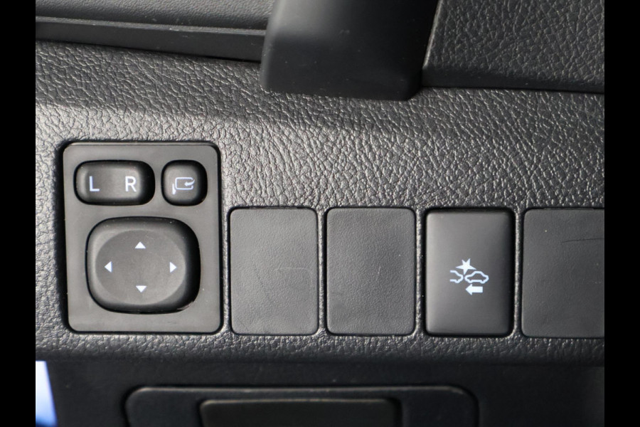 Toyota Auris 1.8 Hybrid Executive | Navigatie | Sportstoelen | Camera | Lichtmetalen velgen |