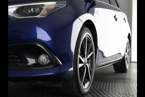 Toyota Auris 1.8 Hybrid Executive | Navigatie | Sportstoelen | Camera | Lichtmetalen velgen |