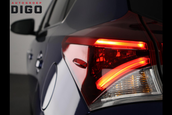 Toyota Auris 1.8 Hybrid Executive | Navigatie | Sportstoelen | Camera | Lichtmetalen velgen |