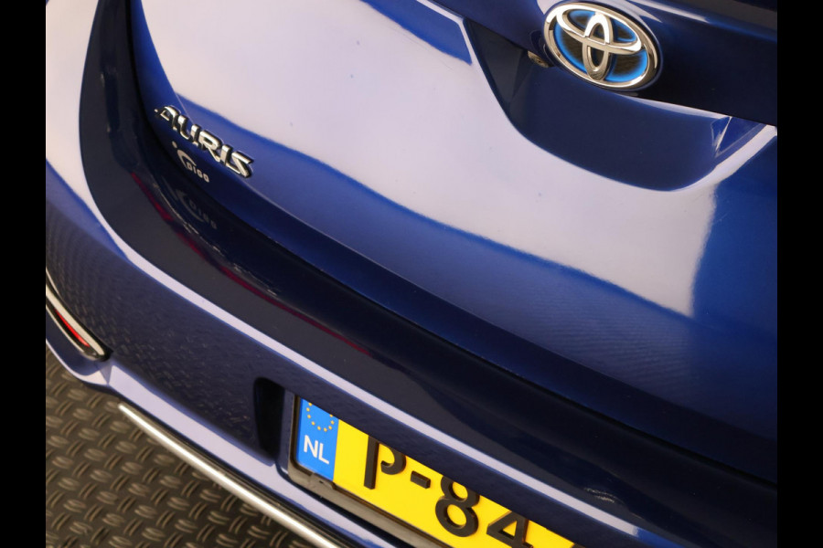Toyota Auris 1.8 Hybrid Executive | Navigatie | Sportstoelen | Camera | Lichtmetalen velgen |