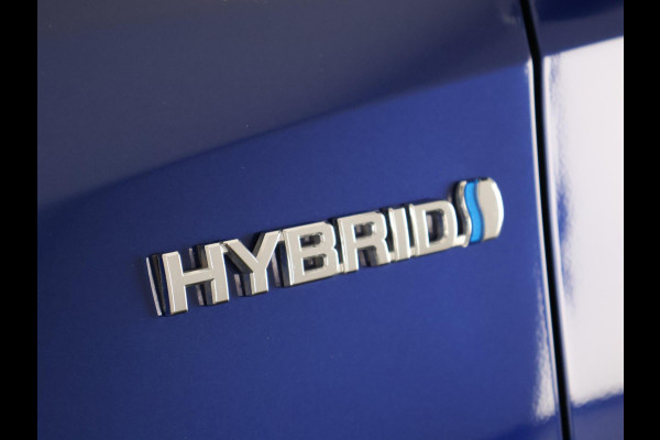 Toyota Auris 1.8 Hybrid Executive | Navigatie | Sportstoelen | Camera | Lichtmetalen velgen |