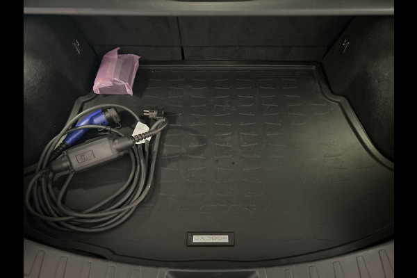 Lexus UX 300e Business 54 kWh | Tot € 4.000 klantvoordeel* | Elektrisch Rijden in Stijl | Nette auto | Apple Carplay / Android Auto