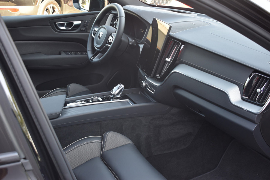 Volvo XC60 T6 350PK Automaat Plug-in hybrid AWD Ultra Black Edition HUD | Luchtvering | Trekhaak | 360 Camera | H&K | 21"LMV | Stoelverwarming | Panodak