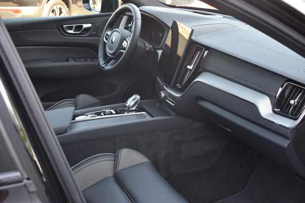 Volvo XC60 T6 350PK Automaat Plug-in hybrid AWD Ultra Black Edition HUD | Luchtvering | Trekhaak | 360 Camera | H&K | 21"LMV | Stoelverwarming | Panodak