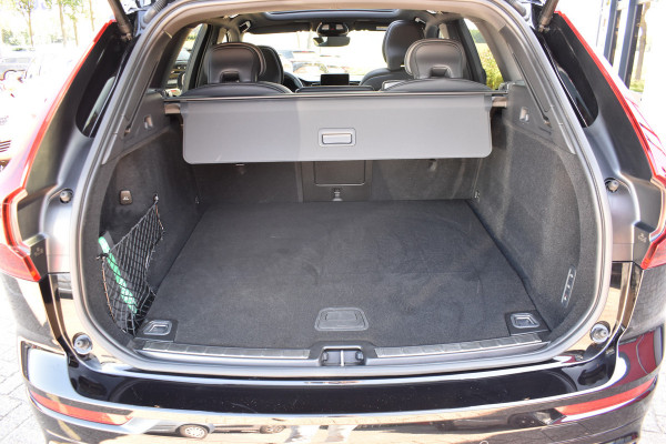 Volvo XC60 T6 350PK Automaat Plug-in hybrid AWD Ultra Black Edition HUD | Luchtvering | Trekhaak | 360 Camera | H&K | 21"LMV | Stoelverwarming | Panodak