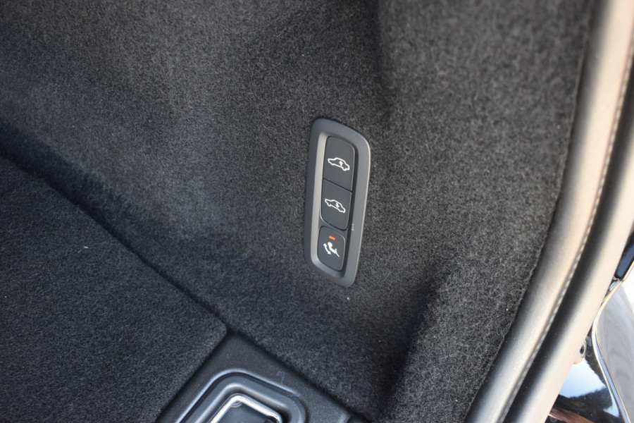 Volvo XC60 T6 350PK Automaat Plug-in hybrid AWD Ultra Black Edition HUD | Luchtvering | Trekhaak | 360 Camera | H&K | 21"LMV | Stoelverwarming | Panodak