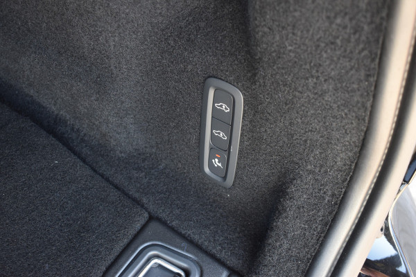 Volvo XC60 T6 350PK Automaat Plug-in hybrid AWD Ultra Black Edition HUD | Luchtvering | Trekhaak | 360 Camera | H&K | 21"LMV | Stoelverwarming | Panodak