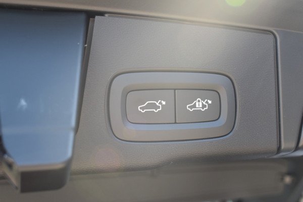 Volvo XC60 T6 350PK Automaat Plug-in hybrid AWD Ultra Black Edition HUD | Luchtvering | Trekhaak | 360 Camera | H&K | 21"LMV | Stoelverwarming | Panodak