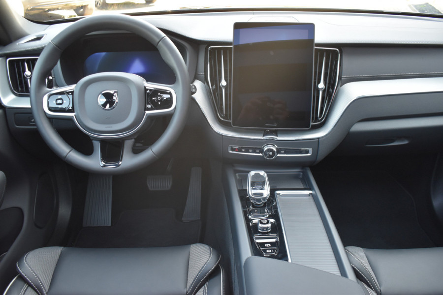 Volvo XC60 T6 350PK Automaat Plug-in hybrid AWD Ultra Black Edition HUD | Luchtvering | Trekhaak | 360 Camera | H&K | 21"LMV | Stoelverwarming | Panodak