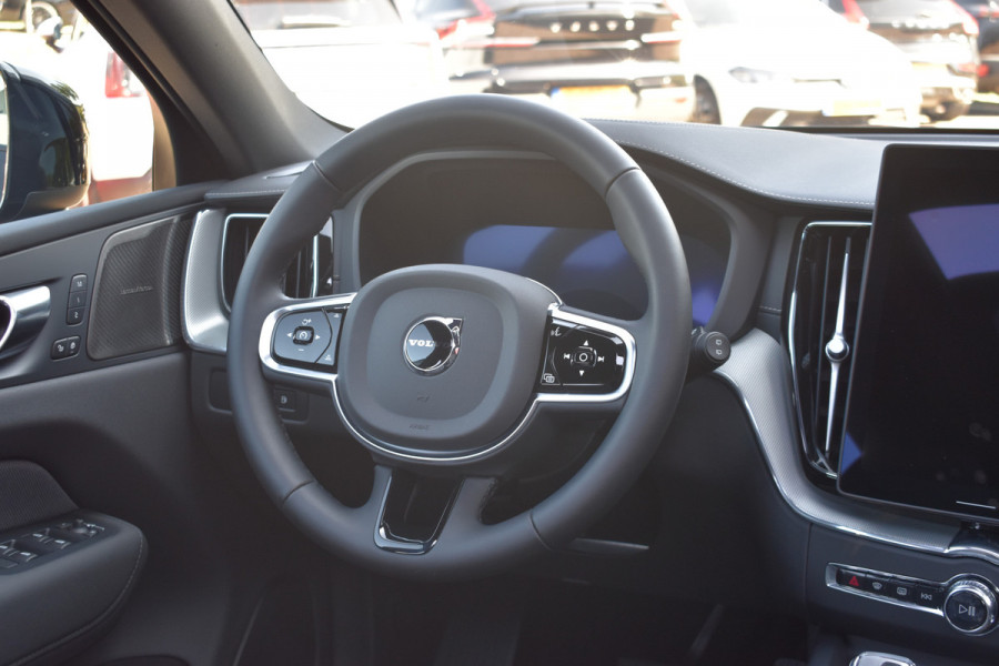 Volvo XC60 T6 350PK Automaat Plug-in hybrid AWD Ultra Black Edition HUD | Luchtvering | Trekhaak | 360 Camera | H&K | 21"LMV | Stoelverwarming | Panodak