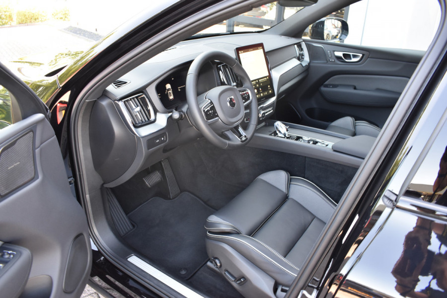 Volvo XC60 T6 350PK Automaat Plug-in hybrid AWD Ultra Black Edition HUD | Luchtvering | Trekhaak | 360 Camera | H&K | 21"LMV | Stoelverwarming | Panodak