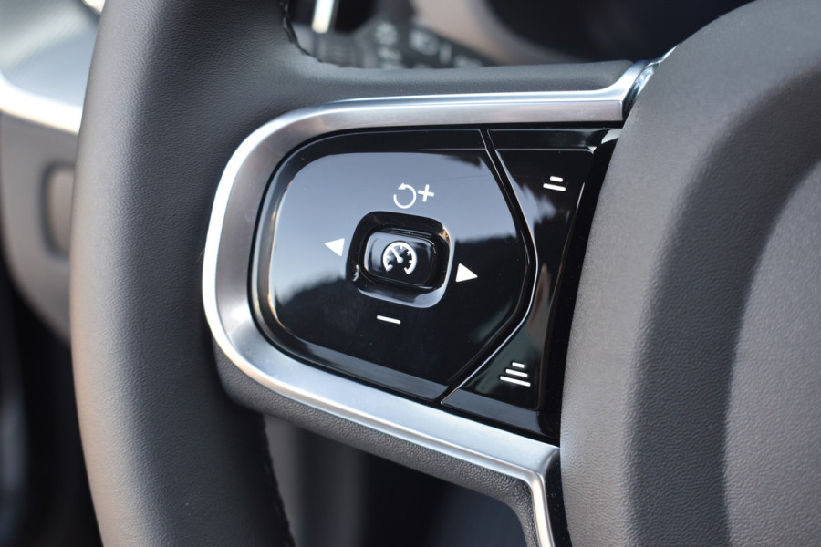 Volvo XC60 T6 350PK Automaat Plug-in hybrid AWD Ultra Black Edition HUD | Luchtvering | Trekhaak | 360 Camera | H&K | 21"LMV | Stoelverwarming | Panodak