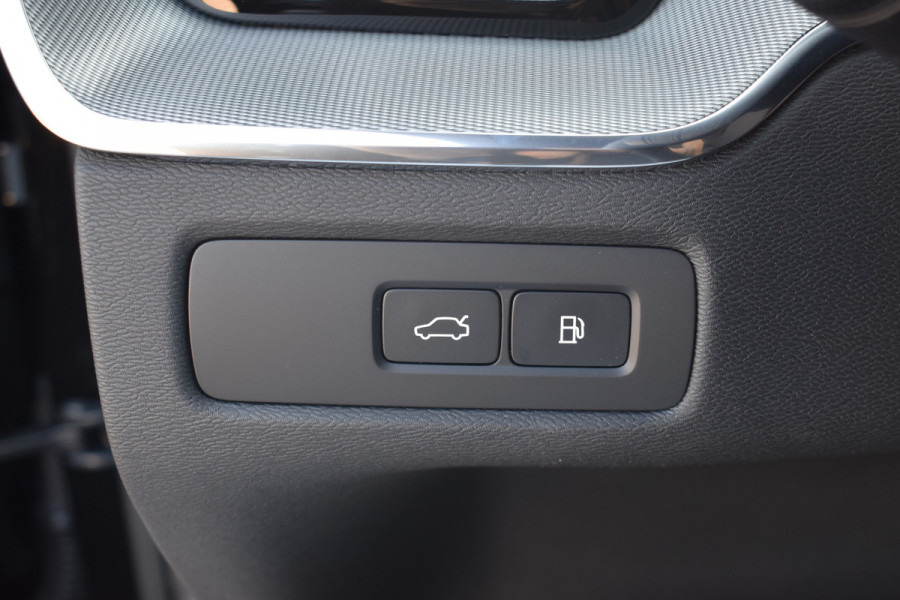 Volvo XC60 T6 350PK Automaat Plug-in hybrid AWD Ultra Black Edition HUD | Luchtvering | Trekhaak | 360 Camera | H&K | 21"LMV | Stoelverwarming | Panodak