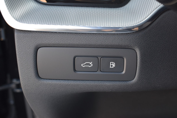 Volvo XC60 T6 350PK Automaat Plug-in hybrid AWD Ultra Black Edition HUD | Luchtvering | Trekhaak | 360 Camera | H&K | 21"LMV | Stoelverwarming | Panodak