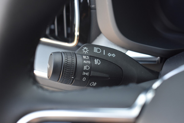 Volvo XC60 T6 350PK Automaat Plug-in hybrid AWD Ultra Black Edition HUD | Luchtvering | Trekhaak | 360 Camera | H&K | 21"LMV | Stoelverwarming | Panodak