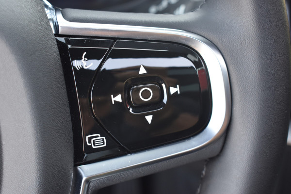 Volvo XC60 T6 350PK Automaat Plug-in hybrid AWD Ultra Black Edition HUD | Luchtvering | Trekhaak | 360 Camera | H&K | 21"LMV | Stoelverwarming | Panodak