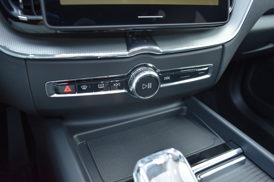 Volvo XC60 T6 350PK Automaat Plug-in hybrid AWD Ultra Black Edition HUD | Luchtvering | Trekhaak | 360 Camera | H&K | 21"LMV | Stoelverwarming | Panodak