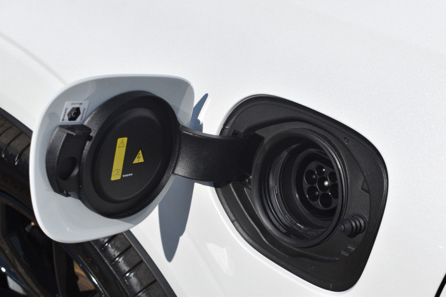 Volvo XC60 T8 AWD 455PK Plug-in Hybrid Ultra Black Edition | HUD | Luchtvering | Panodak | H&K | 360 Camera | 21"LMV | Stoelverwarming |