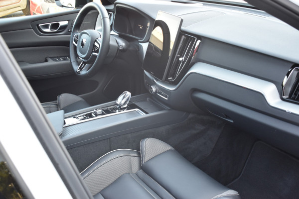 Volvo XC60 T8 AWD 455PK Plug-in Hybrid Ultra Black Edition | HUD | Luchtvering | Panodak | H&K | 360 Camera | 21"LMV | Stoelverwarming |