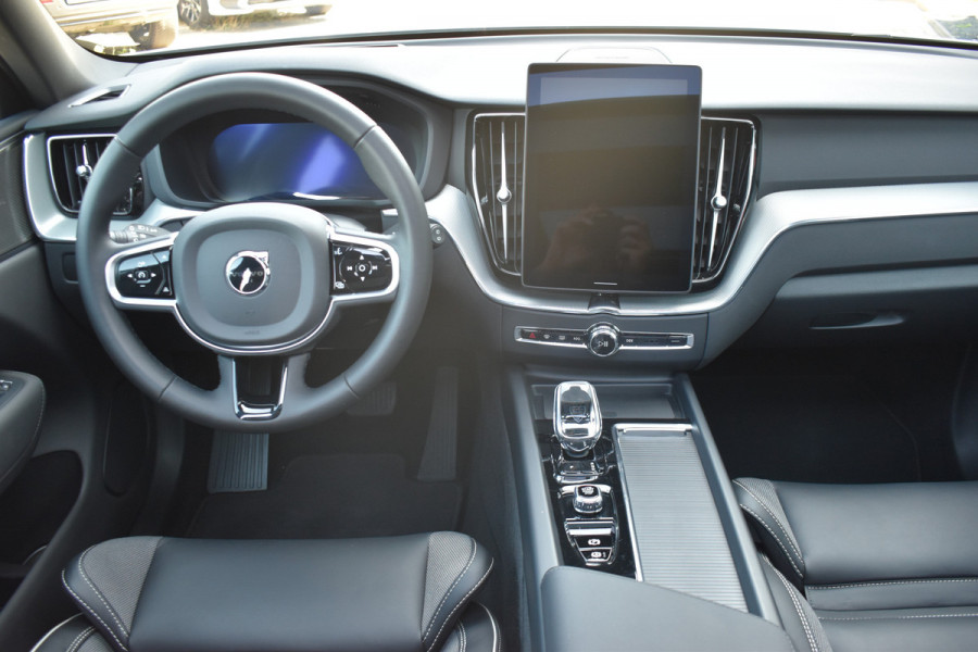 Volvo XC60 T8 AWD 455PK Plug-in Hybrid Ultra Black Edition | HUD | Luchtvering | Panodak | H&K | 360 Camera | 21"LMV | Stoelverwarming |