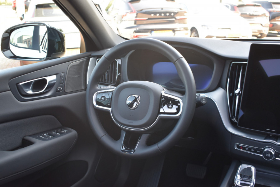 Volvo XC60 T8 AWD 455PK Plug-in Hybrid Ultra Black Edition | HUD | Luchtvering | Panodak | H&K | 360 Camera | 21"LMV | Stoelverwarming |