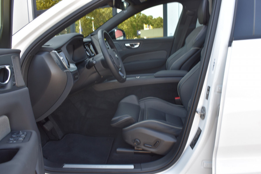 Volvo XC60 T8 AWD 455PK Plug-in Hybrid Ultra Black Edition | HUD | Luchtvering | Panodak | H&K | 360 Camera | 21"LMV | Stoelverwarming |