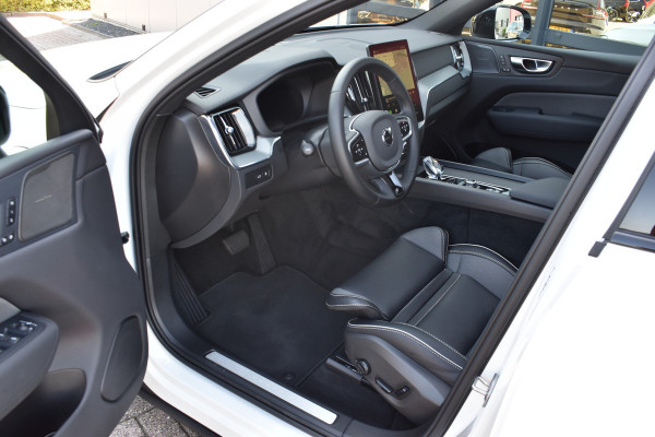 Volvo XC60 T8 AWD 455PK Plug-in Hybrid Ultra Black Edition | HUD | Luchtvering | Panodak | H&K | 360 Camera | 21"LMV | Stoelverwarming |
