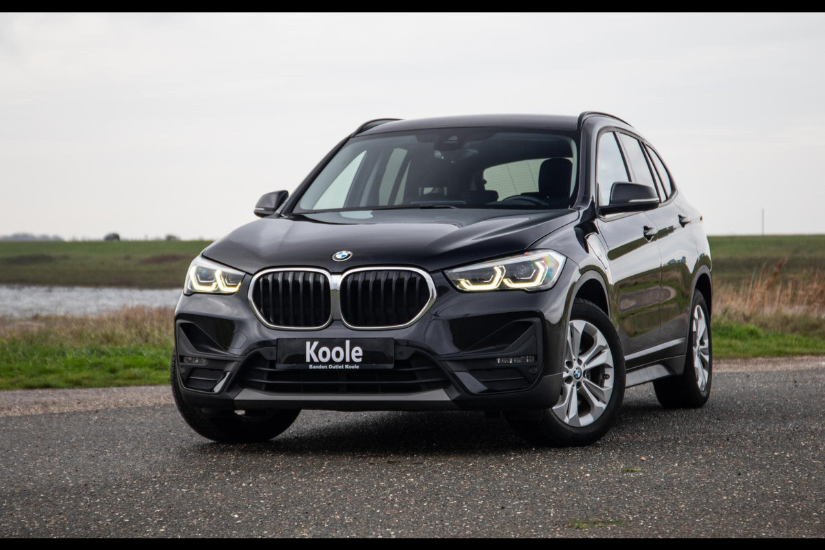 BMW X1 xDrive25e Executive X CAMERA / CARPLAY / HEAD UP DISPLAY / LEDER / LED / CRUISE CONTROLE / STOELVERWARMING