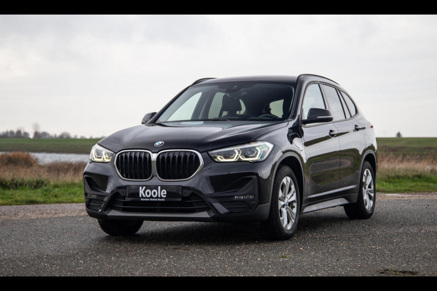 BMW X1 xDrive25e Executive X CAMERA / CARPLAY / HEAD UP DISPLAY / LEDER / LED / CRUISE CONTROLE / STOELVERWARMING