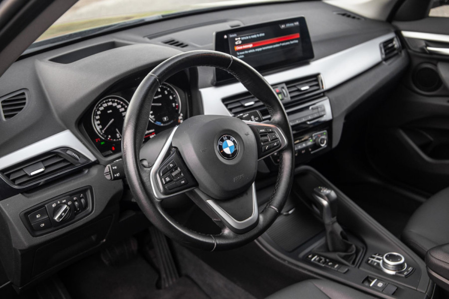 BMW X1 xDrive25e Executive X CAMERA / CARPLAY / HEAD UP DISPLAY / LEDER / LED / CRUISE CONTROLE / STOELVERWARMING
