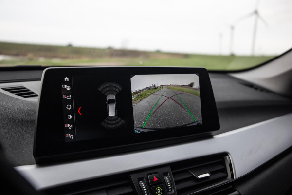 BMW X1 xDrive25e Executive X CAMERA / CARPLAY / HEAD UP DISPLAY / LEDER / LED / CRUISE CONTROLE / STOELVERWARMING