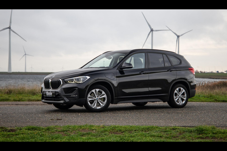 BMW X1 xDrive25e Executive X CAMERA / CARPLAY / HEAD UP DISPLAY / LEDER / LED / CRUISE CONTROLE / STOELVERWARMING