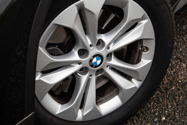 BMW X1 xDrive25e Executive X CAMERA / CARPLAY / HEAD UP DISPLAY / LEDER / LED / CRUISE CONTROLE / STOELVERWARMING