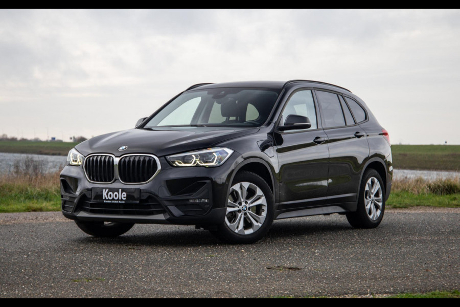 BMW X1 xDrive25e Executive X CAMERA / CARPLAY / HEAD UP DISPLAY / LEDER / LED / CRUISE CONTROLE / STOELVERWARMING
