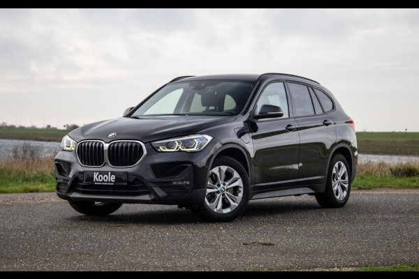 BMW X1 xDrive25e Executive X CAMERA / CARPLAY / HEAD UP DISPLAY / LEDER / LED / CRUISE CONTROLE / STOELVERWARMING