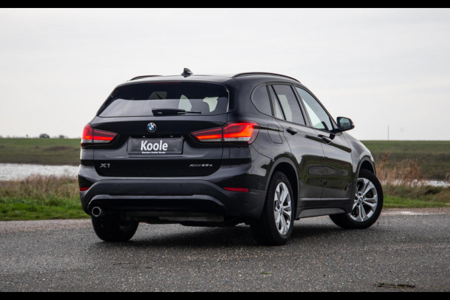 BMW X1 xDrive25e Executive X CAMERA / CARPLAY / HEAD UP DISPLAY / LEDER / LED / CRUISE CONTROLE / STOELVERWARMING