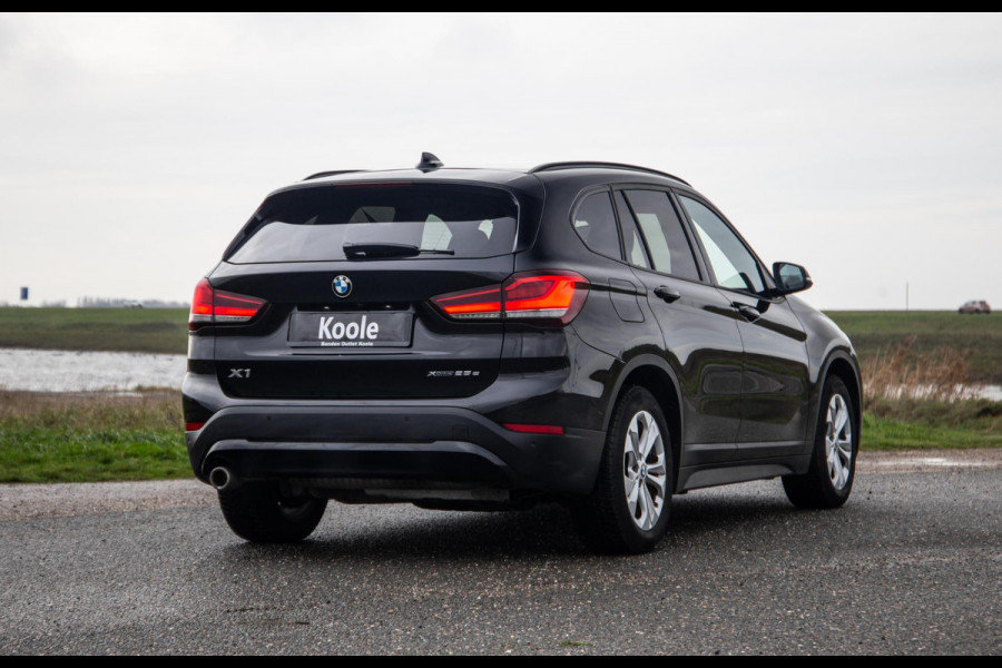 BMW X1 xDrive25e Executive X CAMERA / CARPLAY / HEAD UP DISPLAY / LEDER / LED / CRUISE CONTROLE / STOELVERWARMING