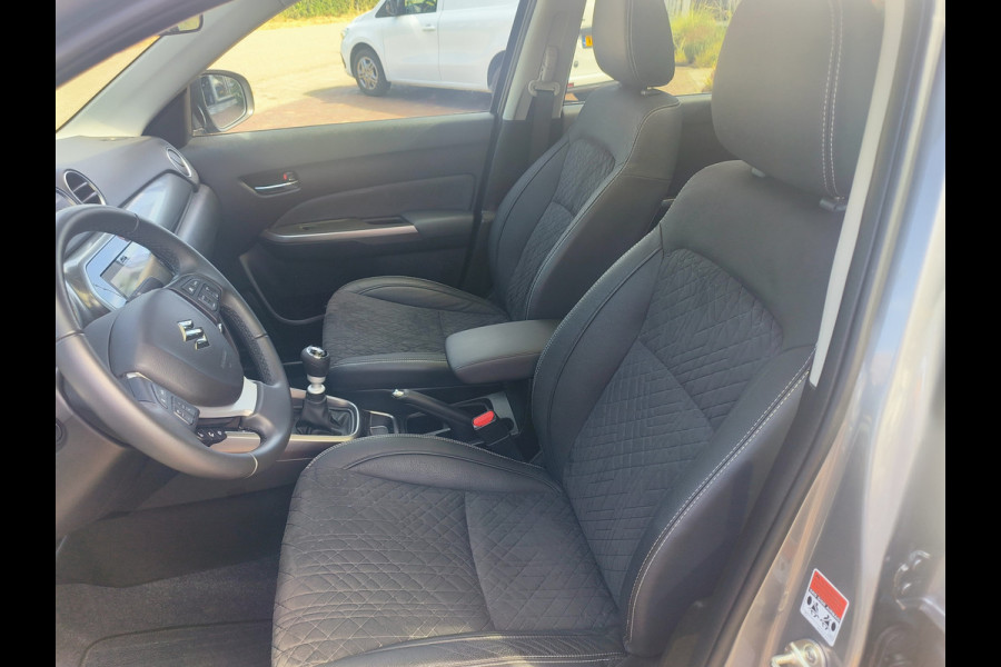 Suzuki Vitara 1.4 Boosterjet Style Rhino Edition Smart Hybrid + Panoramadak Rijklaar + Fabrieksgarantie Henk Jongen Auto's in Helmond,  al 50 jaar service zoals 't hoort!