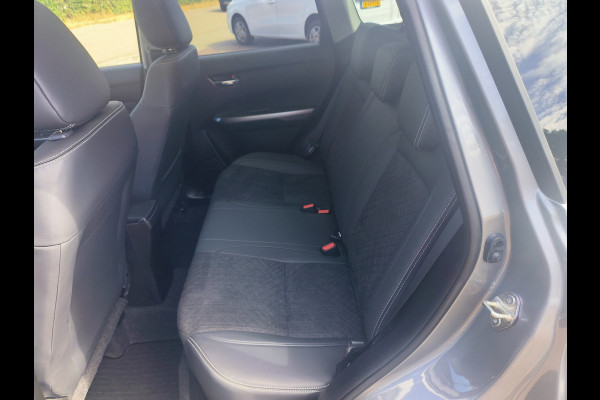 Suzuki Vitara 1.4 Boosterjet Style Rhino Edition Smart Hybrid + Panoramadak Rijklaar + Fabrieksgarantie Henk Jongen Auto's in Helmond,  al 50 jaar service zoals 't hoort!
