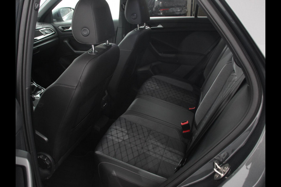 Volkswagen T-Roc 1.5 eTsi R-Line Edition Automaat Camera Navigatie Apple Carplay/Android Auto Climate control Lichtmetalen Velgen Extra Getint Glas Lichtmetalen Velgen Voorstoelen verwarmbaar