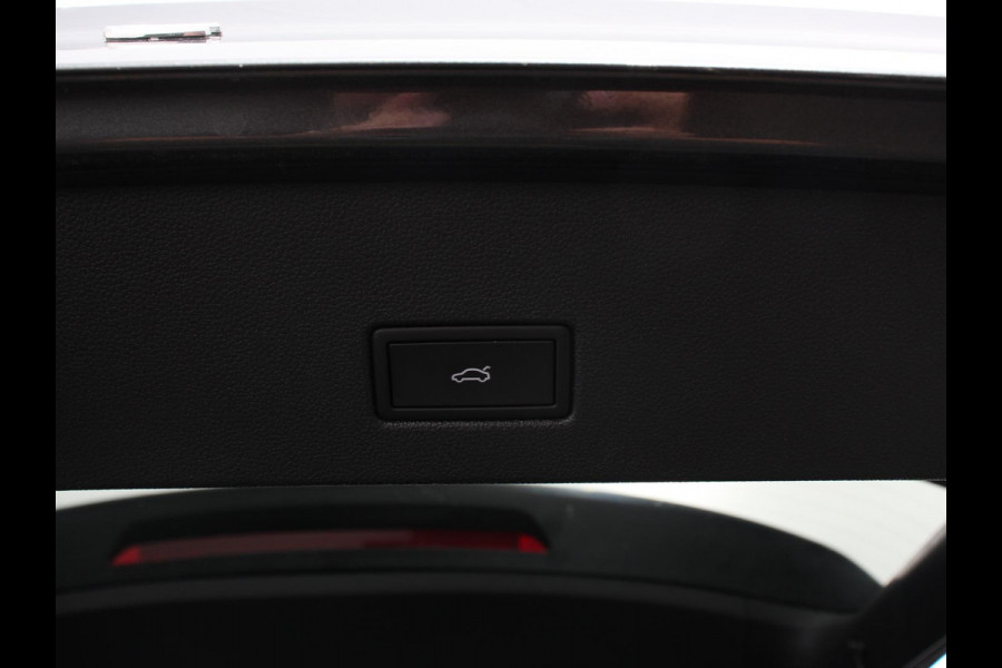 Volkswagen T-Roc 1.5 eTsi R-Line Edition Automaat Camera Navigatie Apple Carplay/Android Auto Climate control Lichtmetalen Velgen Extra Getint Glas Lichtmetalen Velgen Voorstoelen verwarmbaar