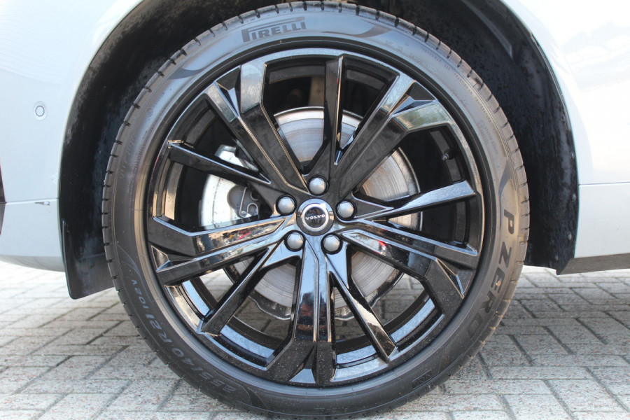 Volvo XC60 2.0 T6 Plug-in hybrid AWD Ultra Black Edition | Facelift | Panoramadak | Trekhaak | H&K | Leder