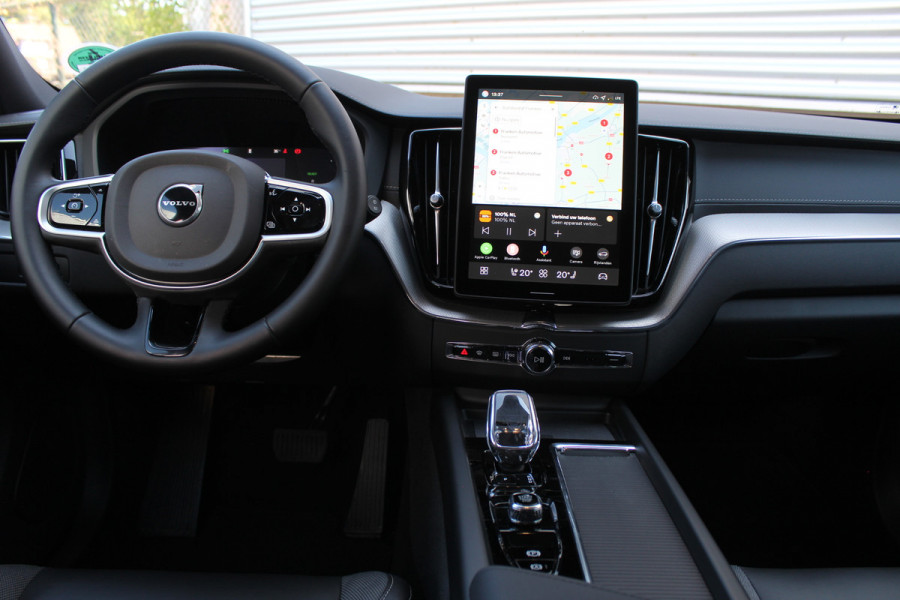 Volvo XC60 2.0 T6 Plug-in hybrid AWD Ultra Black Edition | Facelift | Panoramadak | Trekhaak | H&K | Leder