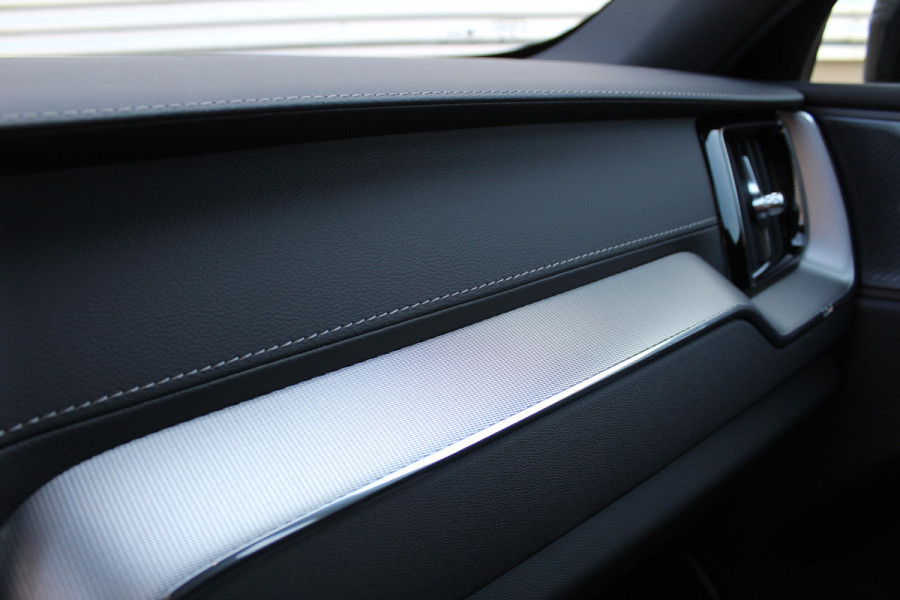 Volvo XC60 2.0 T6 Plug-in hybrid AWD Ultra Black Edition | Facelift | Panoramadak | Trekhaak | H&K | Leder
