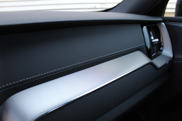 Volvo XC60 2.0 T6 Plug-in hybrid AWD Ultra Black Edition | Facelift | Panoramadak | Trekhaak | H&K | Leder