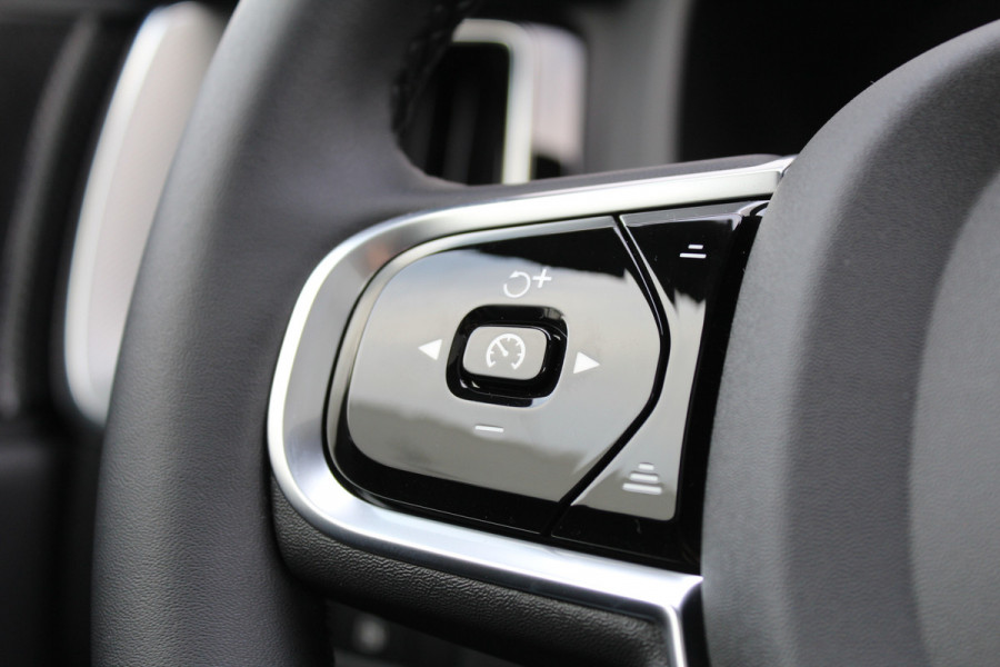Volvo XC60 2.0 T6 Plug-in hybrid AWD Ultra Black Edition | Facelift | Panoramadak | Trekhaak | H&K | Leder